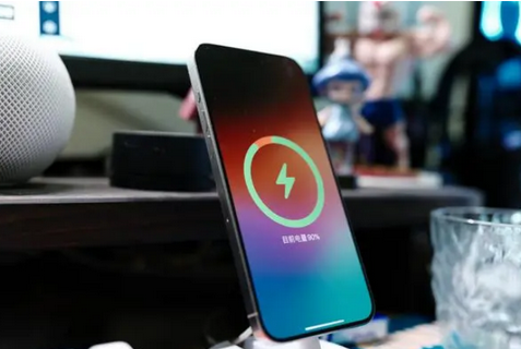 白沙苹果15换屏服务分享用什么充电器给iPhone15充电更好 